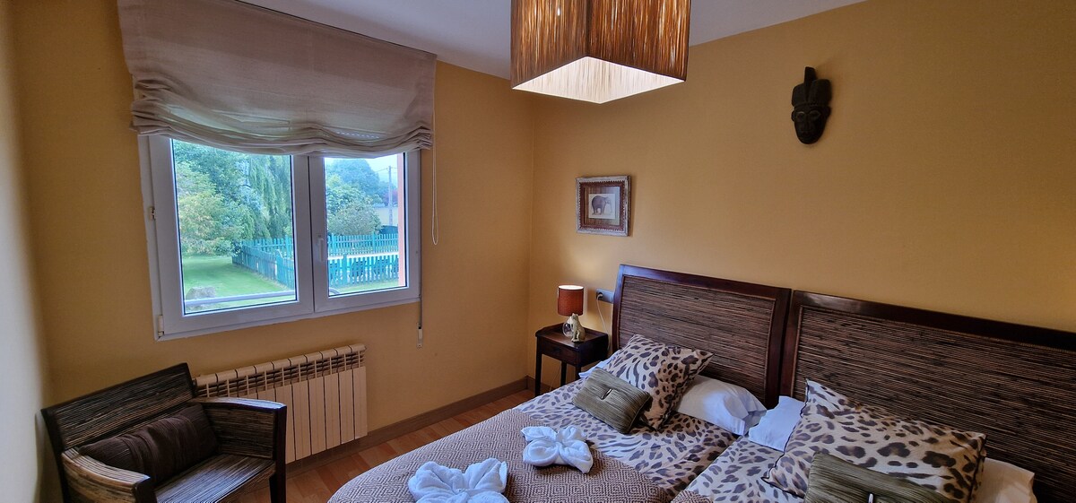 Dormitorio twin con ambiente tranquilo y natural
