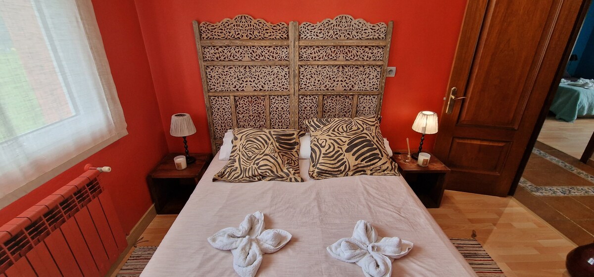 Dormitorio rojo con carácter y encanto decorativo