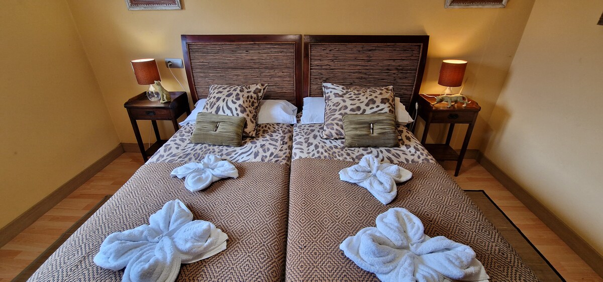 Dormitorio twin con ambiente tranquilo y natural