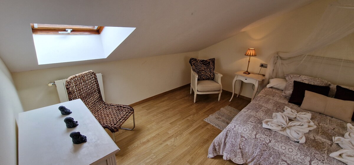 Dormitorio abuhardillado con encanto y cama XL