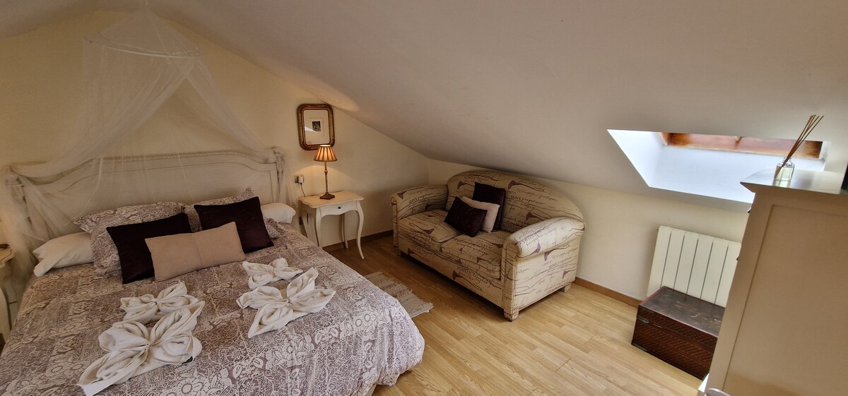 Dormitorio abuhardillado con encanto y cama XL