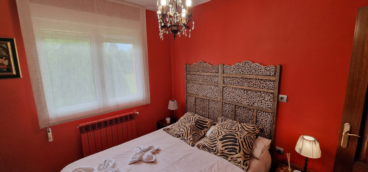 Dormitorio rojo con carácter y encanto decorativo