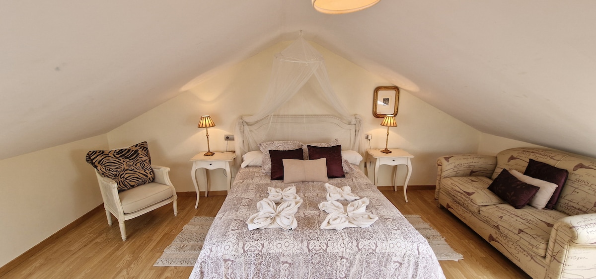Dormitorio abuhardillado con encanto y cama XL