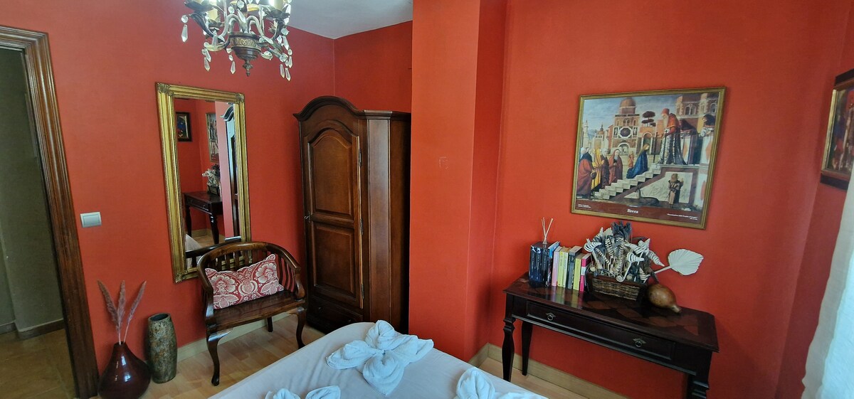 Dormitorio rojo con carácter y encanto decorativo