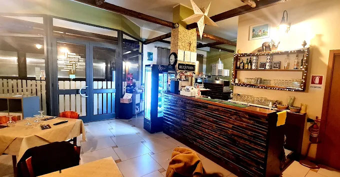 Benvenuti al Moulin Blanc Pizzeria Ristorante, dove la tradizione culinaria italiana si fonde con un'atmosfera accogliente e familiare. Siamo lieti di offrirvi un'ampia selezione di pizze preparate con ingredienti freschi e di alta qualità, insieme a